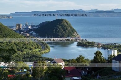 Фотография: Камчатский край, город Петропавловск-Камчатский, Никольская сопка (сопка Любви), Култучное озеро, Озерновская коса, Авачинская губа (Авачинская бухта)