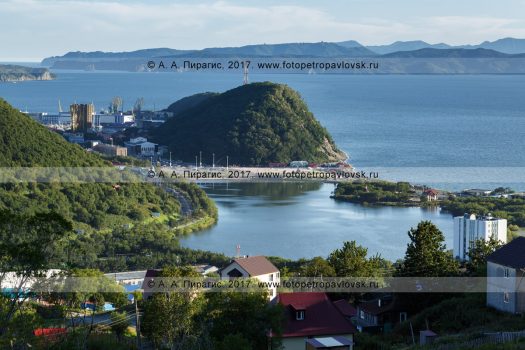 Фотография: Камчатский край, город Петропавловск-Камчатский, Никольская сопка (сопка Любви), Култучное озеро, Озерновская коса, Авачинская губа (Авачинская бухта)