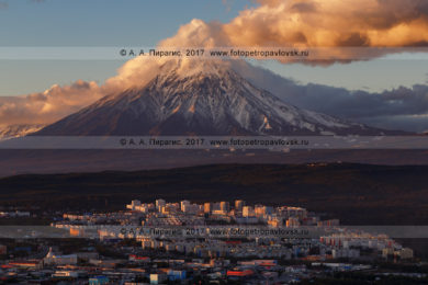 Фотография города Петропавловска-Камчатского на фоне вулкана Корякская сопка на закате солнца