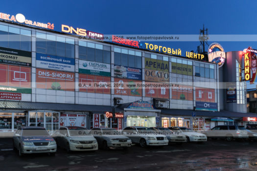 Ночной вид на торговый центр "Планета" в городе Петропавловске-Камчатском