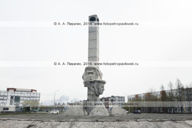 Фотография: монумент Славы пограничникам Камчатки. Камчатский край, город Петропавловск-Камчатский, площадь имени Дзержинского
