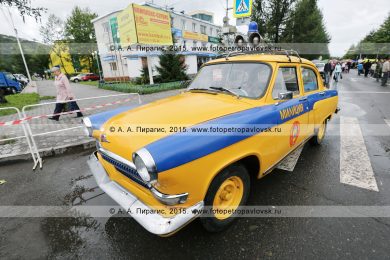 Фотография: советский специальный автомобиль "Волга" ГАЗ-21Р (милицейская), в окраске Государственной автомобильной инспекции (ГАИ), с системой звукового оповещения (громкоговорители), проблесковым маячком синего цвета и сиреной на крыше