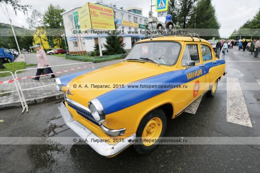 Фотография: советский специальный автомобиль "Волга" ГАЗ-21Р (милицейская), в окраске Государственной автомобильной инспекции (ГАИ), с системой звукового оповещения (громкоговорители), проблесковым маячком синего цвета и сиреной на крыше