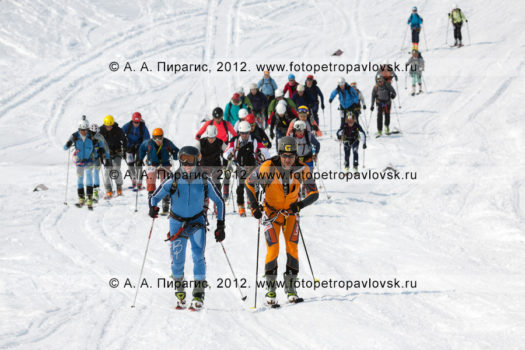 Спортивный фоторепортаж: ски-альпинизм, командная гонка. Полуостров Камчатка, Авачинский перевал
