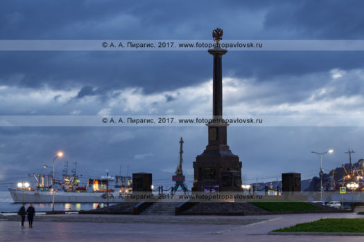 Фотография: городской пейзаж, вечерний вид на стелу "Город воинской славы". Город Петропавловск-Камчатский, Камчатский край