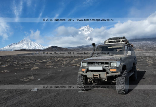 Фотография: японский внедорожник Toyota Land Cruiser Prado на фоне вулканов полуострова Камчатка