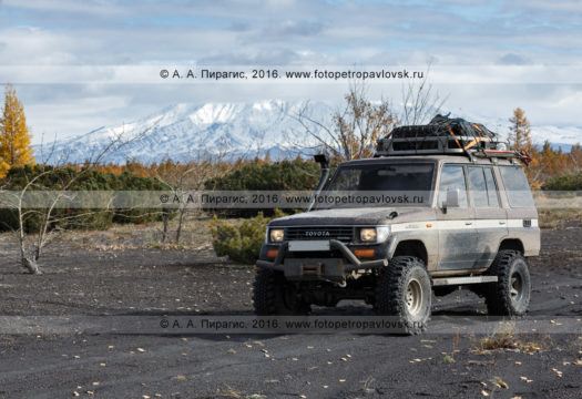 Фотография: японский внедорожный автомобиль Toyota Land Cruiser Prado (Тойота Ленд Крузер Прадо). Полуостров Камчатка
