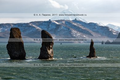 Фотография: морской пейзаж — вечерний вид на скалы Три Брата в Авачинской бухте (Авачинская губа) на полуострове Камчатка