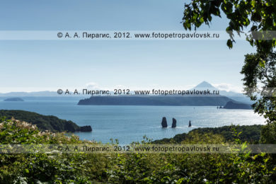 Фотографии: вид на Скалы Три Брата в Авачинской губе (Авачинская бухта). Полуостров Камчатка