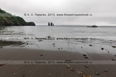 Фотографии: суровый камчатский пейзаж — вид на скалы Три Брата в пасмурную погоду