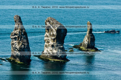 Фотографии Скал Три Брата — памятника природы полуострова Камчатка