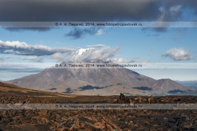 Камчатский пейзаж: вид на вулкан Большая Удина (Bolshaya Udina Volcano). Ключевская группа вулканов на Камчатке