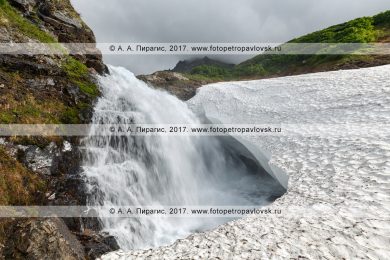 Фотография: летний пейзаж Камчатки — красивый водопад на горной реке Тахколоч в горном массиве Вачкажец