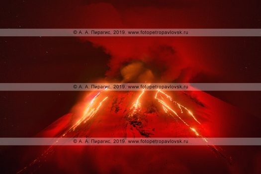 Потрясающая фотография: Извержение Авачи! Авачинский вулкан на полуострове Камчатка, ночной вид на красные раскаленные потоки лавы, вытекающие из кратера действующего вулкана Авачинская сопка в Камчатском крае.