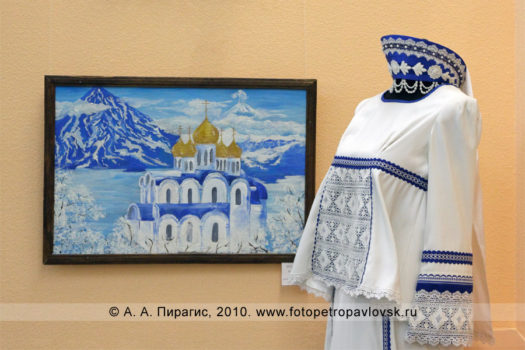 Фоторепортаж: выставка "Рассветы Камчатки", посвященная юбилею Камчатского центра художественного творчества детей и молодежи