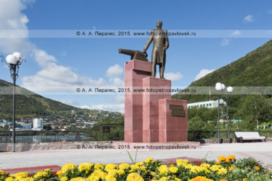 Фотография: памятник Василию Степановичу Завойко — первому военному губернатору Камчатки. Камчатский край, город Петропавловск-Камчатский