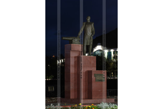Фотография: монумент адмиралу Василию Степановичу Завойко, первому военному губернатору Камчатки, руководителю героической обороны Петропавловского порта, почетному гражданину города Петропавловска-Камчатского