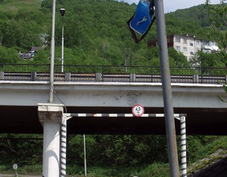 Фотографии дорожного знака на Красной сопке в городе Петропавловске-Камчатском