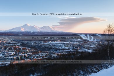 Фотография: пепловый выброс в результате эксплозивного извержения на Жупановском вулкане (шлейф пепла виден справа от Авачинского и Козельского вулканов), вид из города Петропавловска-Камчатского, расположенного в 70 километрах от Жупановского вулкана
